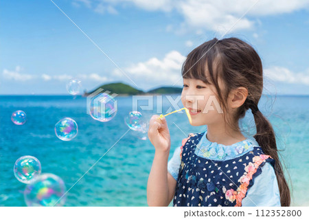 Sea, girl, and soap bubbles (AI generated material) 112352800