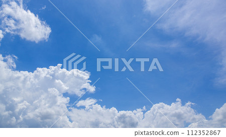 許多雲彩在夏天的藍天上流動 112352867