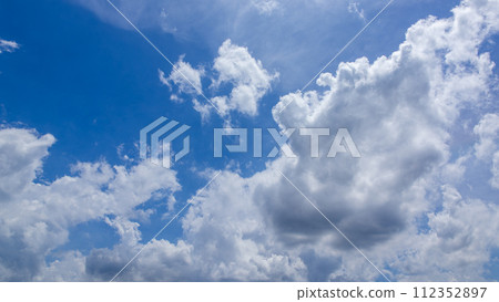許多雲彩在夏天的藍天上流動 112352897
