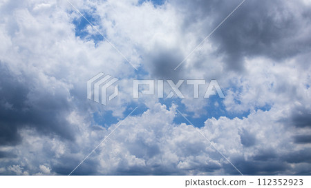 許多雲彩在夏天的藍天上流動 許多雲彩在夏天的藍天上流動 112352923