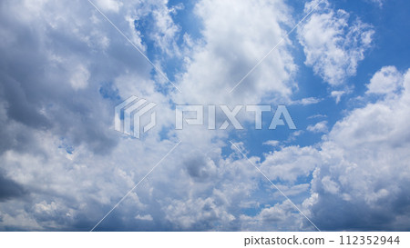 許多雲彩在夏天的藍天上流動 112352944