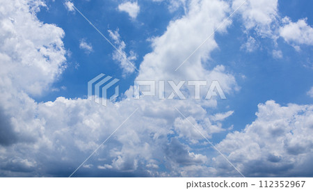 許多雲彩在夏天的藍天上流動 許多雲彩在夏天的藍天上流動 112352967