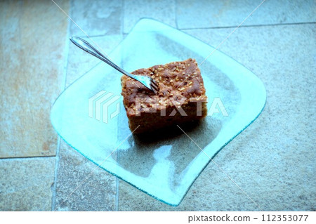 slice of cheesecake on a plate 112353077