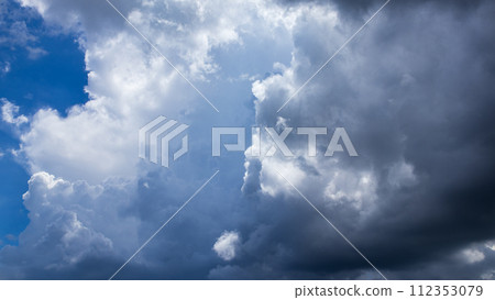 仲夏藍天出現積雨雲 112353079