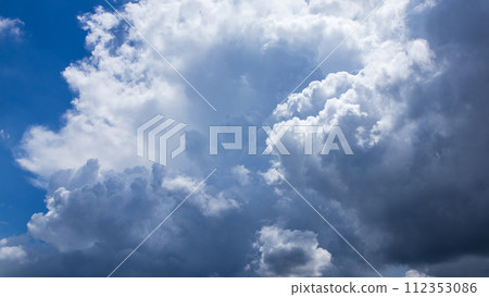 仲夏藍天出現積雨雲 112353086