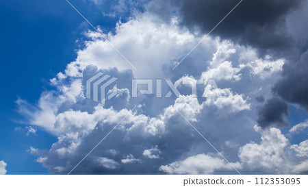 仲夏藍天出現積雨雲 112353095