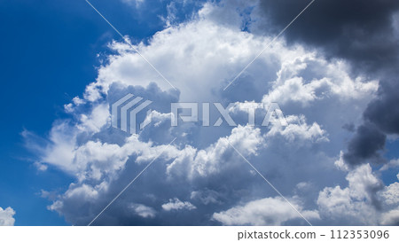 仲夏藍天出現積雨雲 112353096