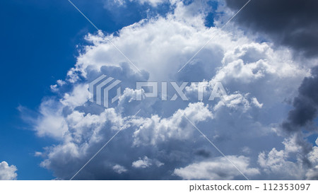 仲夏藍天出現積雨雲 112353097