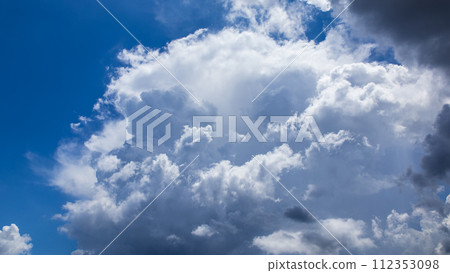 Cumulonimbus clouds appear in the midsummer blue sky 112353098