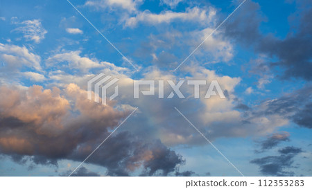 傍晚時分，許多雲彩在藍天上流動 112353283