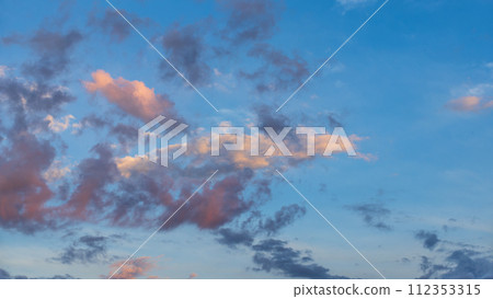 傍晚時分，許多雲彩在藍天上流動 112353315