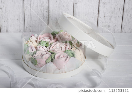 Marshmallows in hatboxes. Marshmallow flowers. Homemade marshmallows. A white hatbox. A box with transparent walls and a lid. Marshmallows in hatboxes. Marshmallow flowers. Homemade marshmallows. A white hatbox. A box with transparent walls and a lid. 112353521