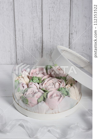 Marshmallow flowers. Marshmallows in the box. Homemade marshmallows. A white hatbox. Marshmallow flowers. Marshmallows in the box. Homemade marshmallows. A white hatbox. 112353522