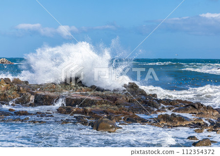 "Aomori Prefecture" Rough waves crashing against the rocks, sea spray 112354372