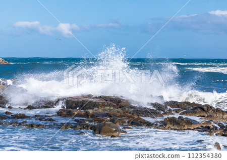"Aomori Prefecture" Rough waves crashing against the rocks, sea spray 112354380