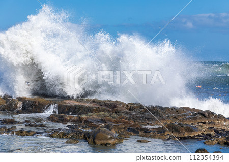 「青森縣」洶湧的海浪拍打著岩石，濺起的浪花 112354394