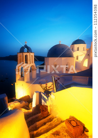 Oia, traditional greek village 112354398