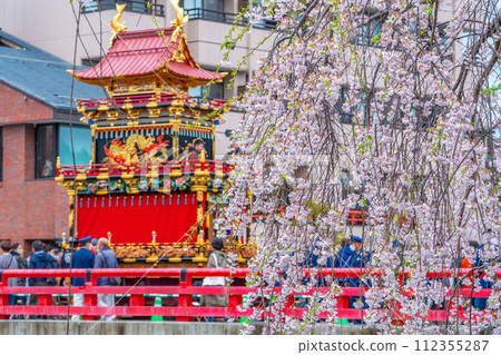 Cherry blossoms and Takayama festival stalls 112355287