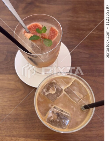 時尚的咖啡館飲料 112355297