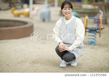幼兒園老師在公園照顧孩子們 幼兒園老師在公園照顧孩子們 112355560
