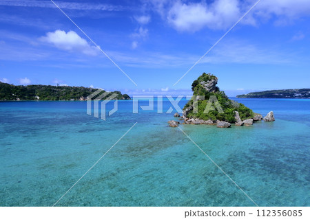 Kaeru Island and Kouri Blue Sea seen from Kouri Bridge in Sumide, Nago City, Okinawa Prefecture 112356085