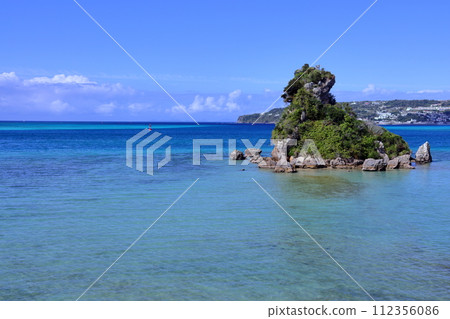 Kaeru Island and Kouri Blue Sea seen from Kouri Bridge in Sumide, Nago City, Okinawa Prefecture Kaeru Island and Kouri Blue Sea seen from Kouri Bridge in Sumide, Nago City, Okinawa Prefecture 112356086
