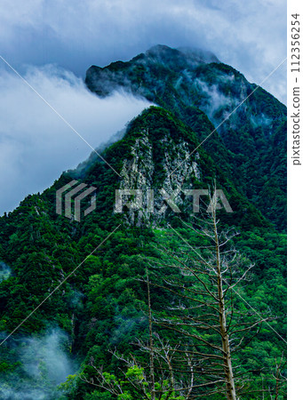 Kamikochi mountain range covered in clouds Kamikochi mountain range covered in clouds 112356254