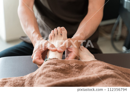 反射療法、足部按摩、脊椎按摩診所、去按摩的女性、脊椎按摩師、按摩師、治療師 112356794