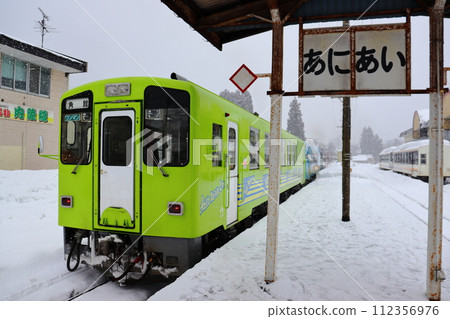 秋田內陸縱貫鐵道阿尼合站和角館方向 AN-8800 柴油列車被雪覆蓋 秋田內陸縱貫鐵道阿尼合站和角館方向 AN-8800 柴油列車被雪覆蓋 112356976