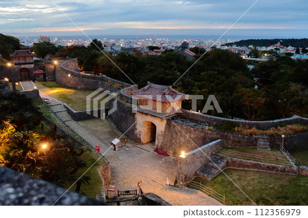 從日影台眺望首里城久慶門、關海門以及那霸市的街景 112356979