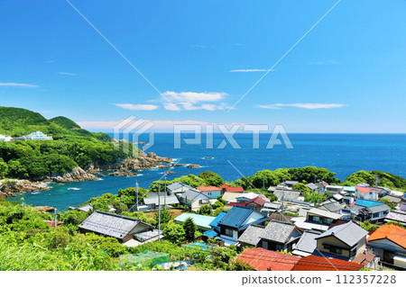 Kochi Prefecture, a rural town with a view of the blue sky and the sea 112357228