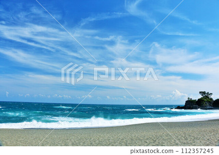 Kochi Prefecture, Katsurahama beach with blue sky and sea 112357245
