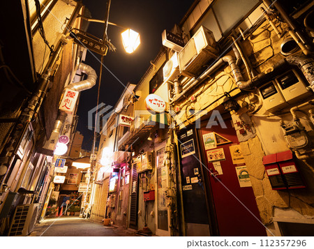 黃昏時分，東京新宿黃金街 112357296