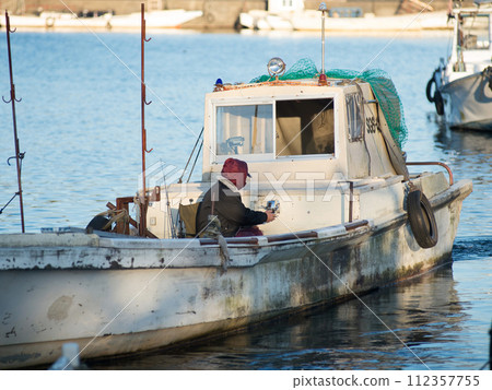 漁船和漁民衝島 112357755