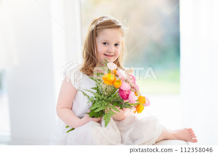 Little girl with flower bouquet 112358046