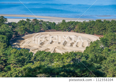 白色的沙灘和蔚藍的大海和藍天上的巨大沙畫 112358104