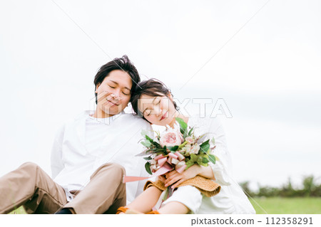 情侶享受蜜月、蜜月、婚禮、拍婚紗照（幸福） 112358291