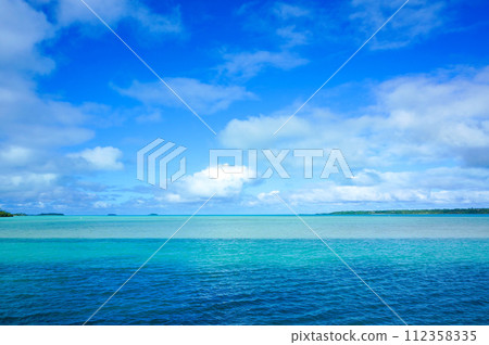 淡藍色的天空和大海 淡藍色的天空和大海 112358335