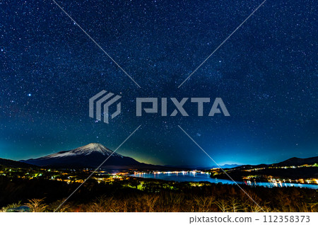 山中湖全景平台上的星空 112358373