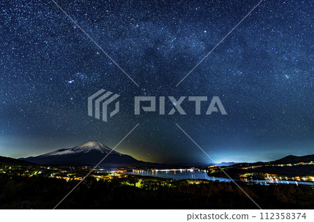 山中湖全景平台上的星空 112358374