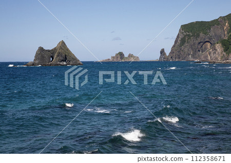 波濤洶湧的大海和岩石 波濤洶湧的大海和岩石 112358671