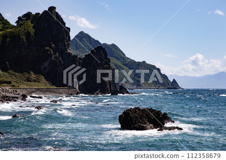 波濤洶湧的大海和岩石 波濤洶湧的大海和岩石 112358679