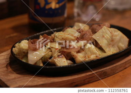 居酒屋鐵板燒炒豬肉和蔬菜 112358761