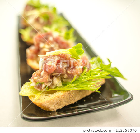 Open sand with marinated salmon 112359076