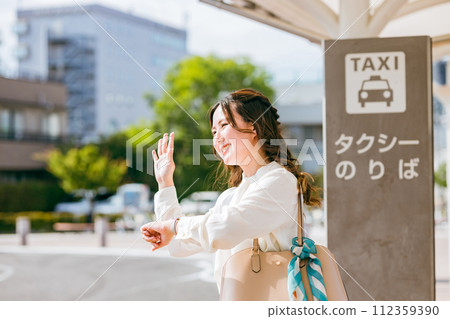 在計程車站等計程車的女商人(手錶) 在計程車站等計程車的女商人(手錶) 112359390