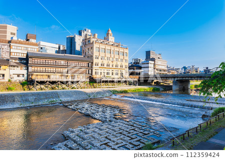 春天的京都鴨川和清晨的四條大橋 春天的京都鴨川和清晨的四條大橋 112359424