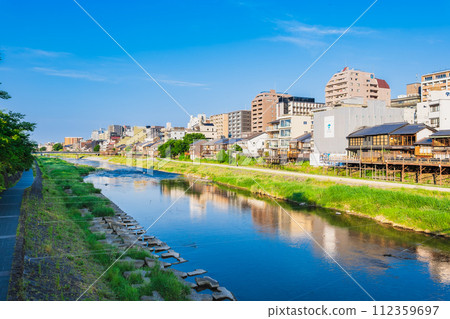 春天的京都：早晨的鴨川與木屋町地區 112359697