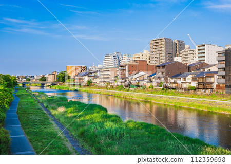 春天的京都：早晨的鴨川與木屋町地區 112359698