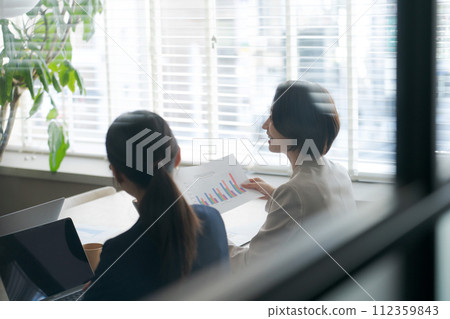 Women having a meeting 112359843