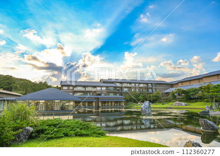 美麗的天空和美麗的日本花園 112360277